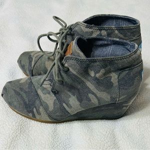 Women’s Toms camo booties size 8.5
